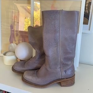 GORGEOUS FRYE Campus Boots in rare lavender color